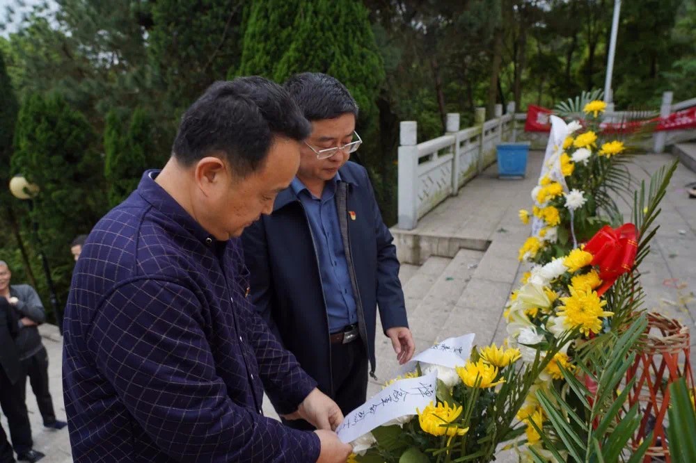 发展对象,入党积极分子在肃穆的烈士碑前肃立默哀,院党委书记彭志群